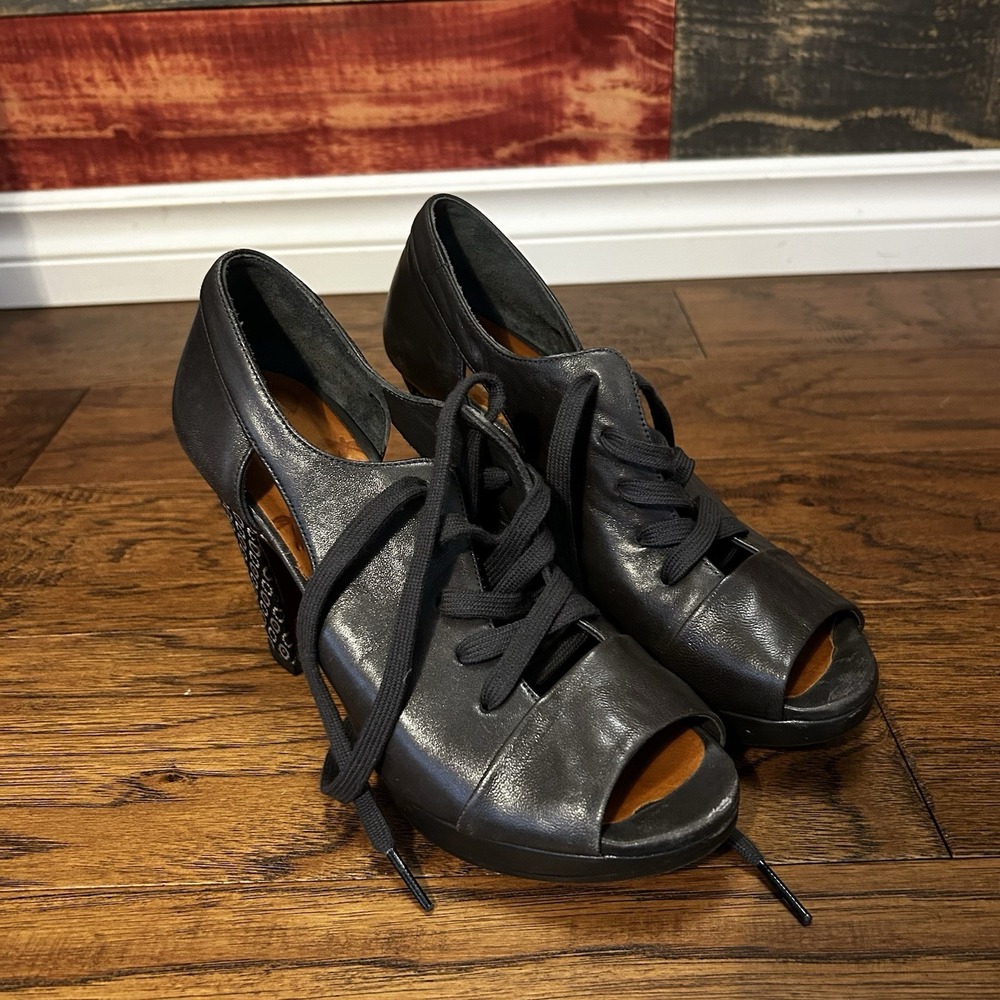Like New Chie Mihara Black Leather Ruffle Lace Block Heel Sandals Size 37 US 7
